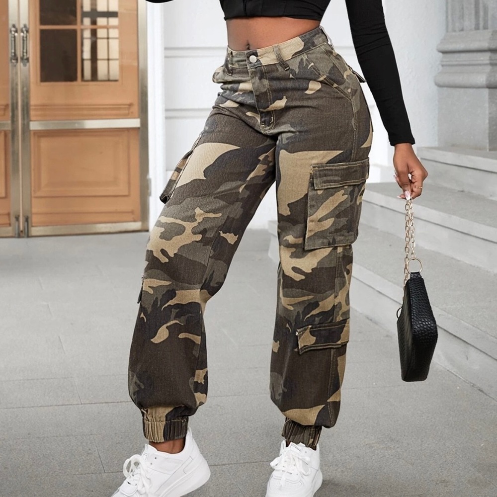 Sexy Camo Print cargo jeans size 8/10